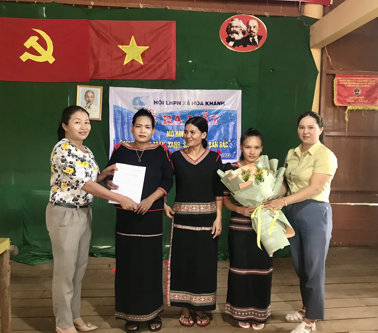 Ra mắt mô hình “Gia đình an toàn, xanh, sạch đẹp, bản sắc”  tại chi hội phụ nữ buôn Kbu – xã Hòa Khánh